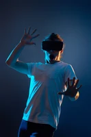 Mann mit VR Brille 1.jpg