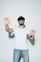 Mann mit VR Brille 5.jpg